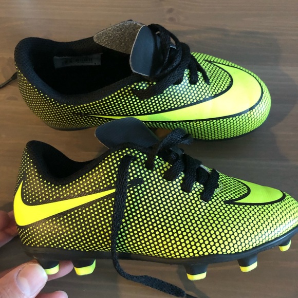 nike youth soccer shoes